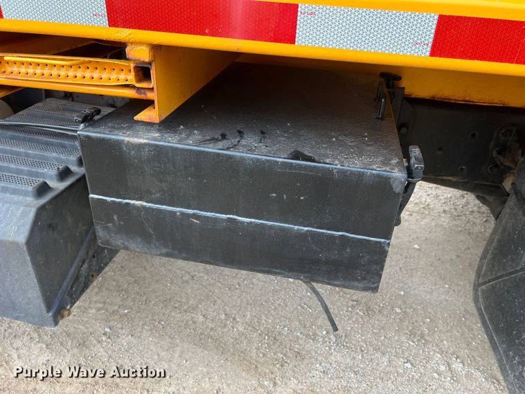 image for item MM9216 2006 International 7400  dump truck