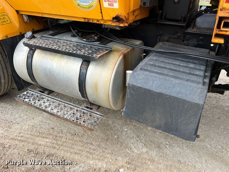 image for item MM9216 2006 International 7400  dump truck