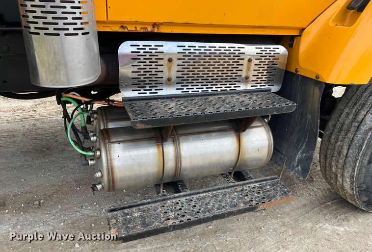 image for item MM9216 2006 International 7400  dump truck