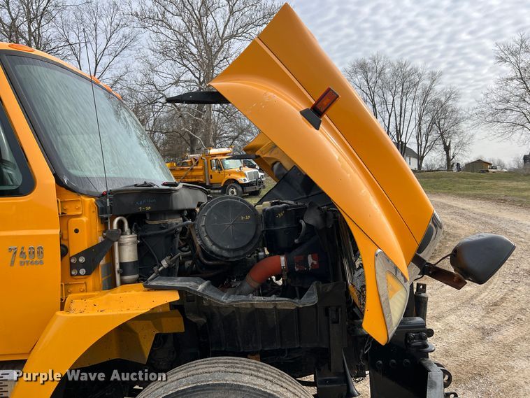 image for item MM9216 2006 International 7400  dump truck