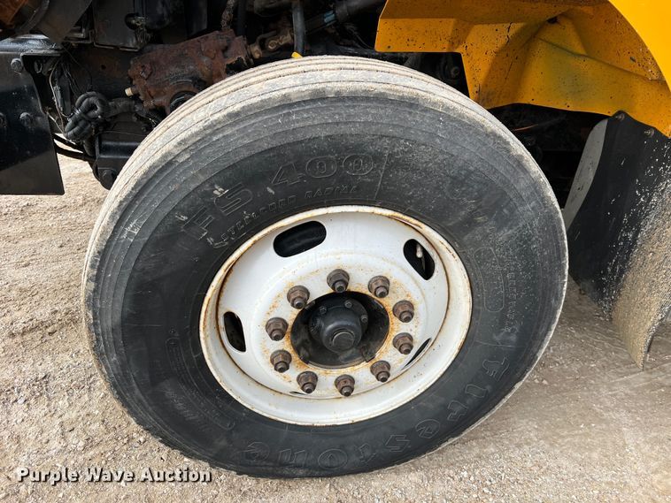 image for item MM9216 2006 International 7400  dump truck