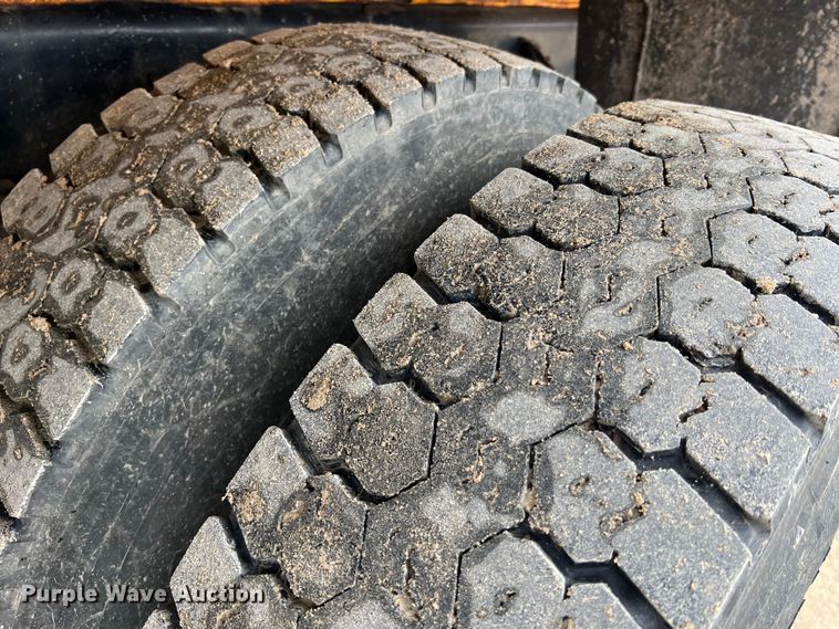 image for item MM9216 2006 International 7400  dump truck