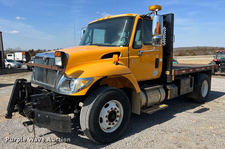 image for item MM9217 2006 International 7400  flatbed truck