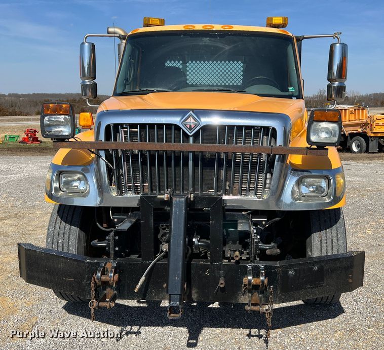 image for item MM9217 2006 International 7400  flatbed truck