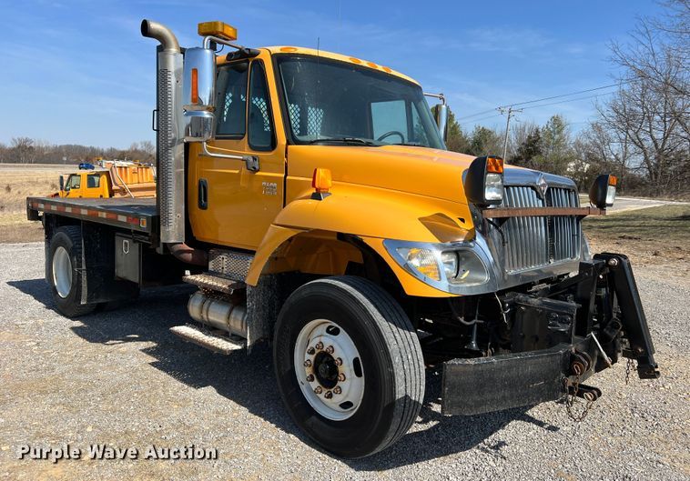 image for item MM9217 2006 International 7400  flatbed truck