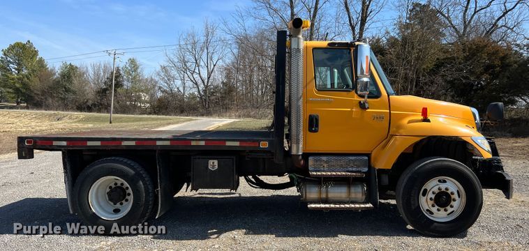 image for item MM9217 2006 International 7400  flatbed truck