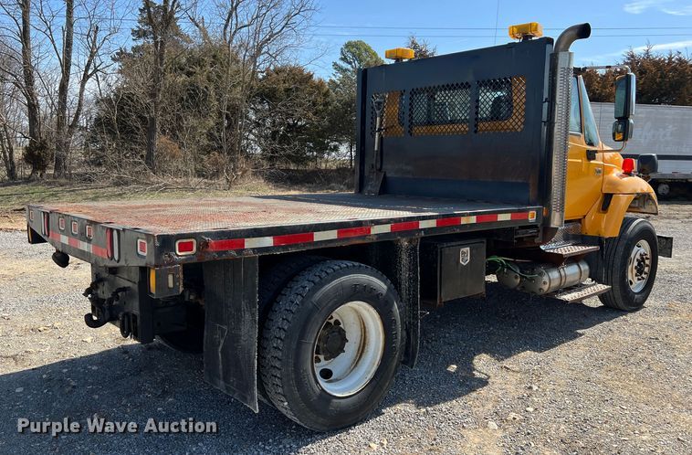 image for item MM9217 2006 International 7400  flatbed truck