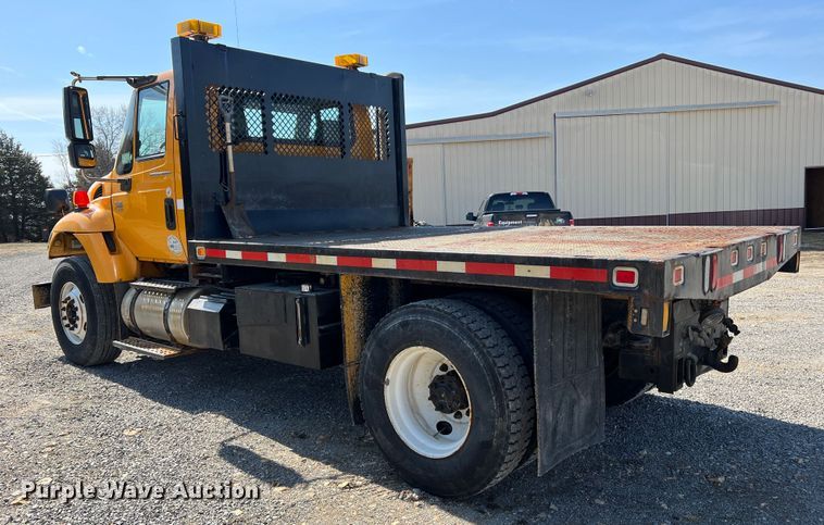 image for item MM9217 2006 International 7400  flatbed truck
