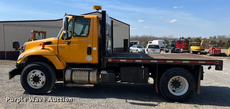 image for item MM9217 2006 International 7400  flatbed truck