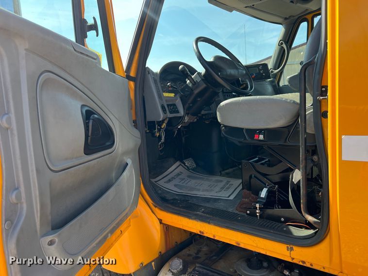 image for item MM9217 2006 International 7400  flatbed truck