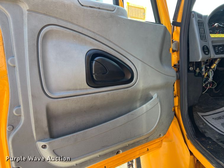 image for item MM9217 2006 International 7400  flatbed truck