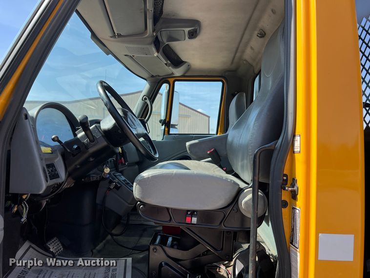 image for item MM9217 2006 International 7400  flatbed truck