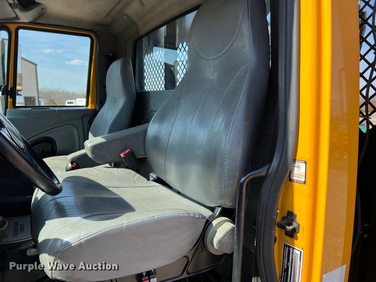 image for item MM9217 2006 International 7400  flatbed truck