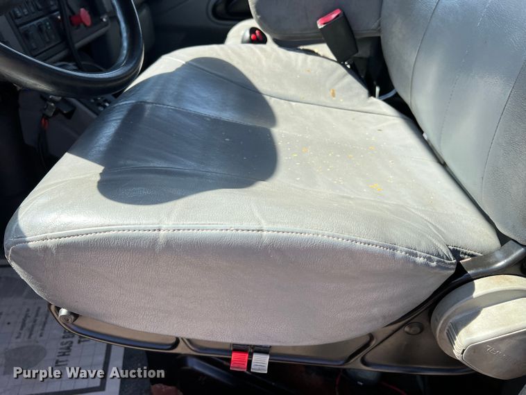 image for item MM9217 2006 International 7400  flatbed truck