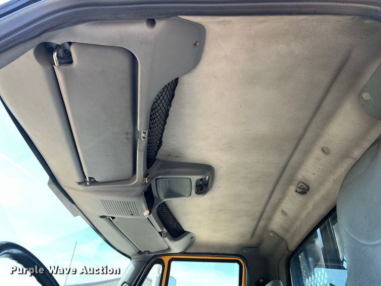 image for item MM9217 2006 International 7400  flatbed truck