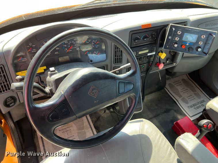 image for item MM9217 2006 International 7400  flatbed truck