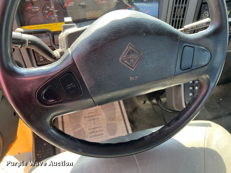 image for item MM9217 2006 International 7400  flatbed truck