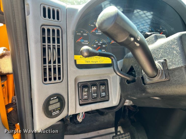 image for item MM9217 2006 International 7400  flatbed truck