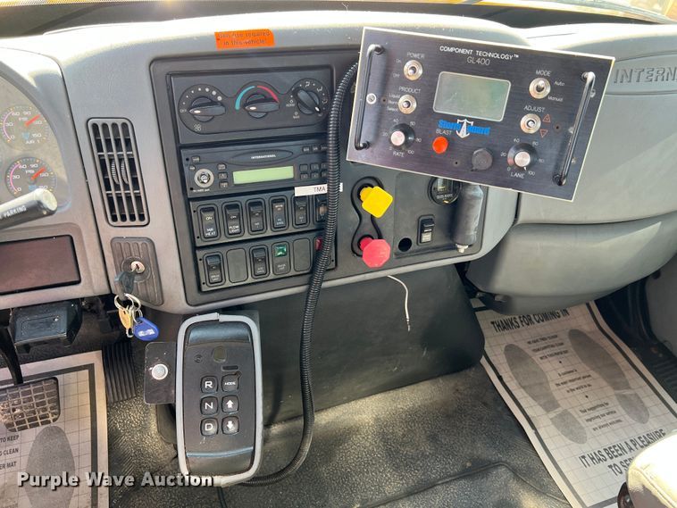 image for item MM9217 2006 International 7400  flatbed truck