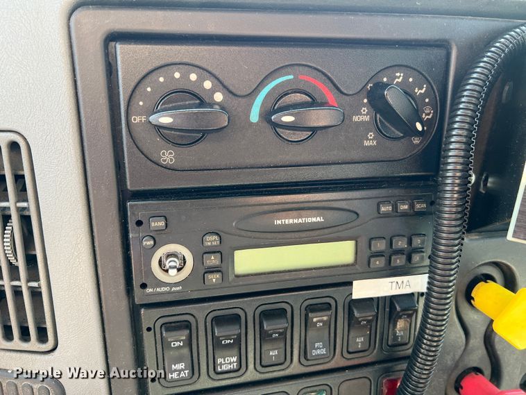 image for item MM9217 2006 International 7400  flatbed truck