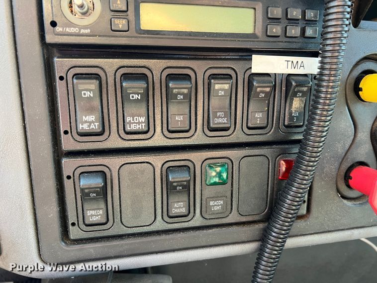 image for item MM9217 2006 International 7400  flatbed truck