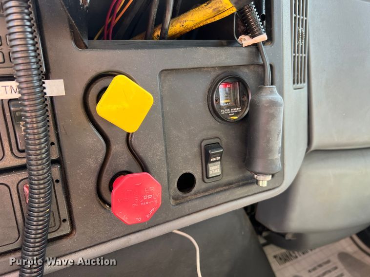 image for item MM9217 2006 International 7400  flatbed truck