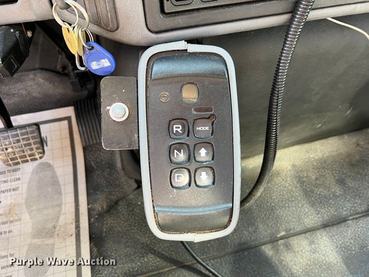 image for item MM9217 2006 International 7400  flatbed truck