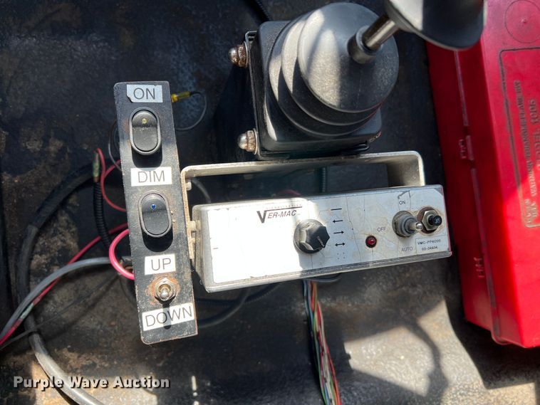 image for item MM9217 2006 International 7400  flatbed truck