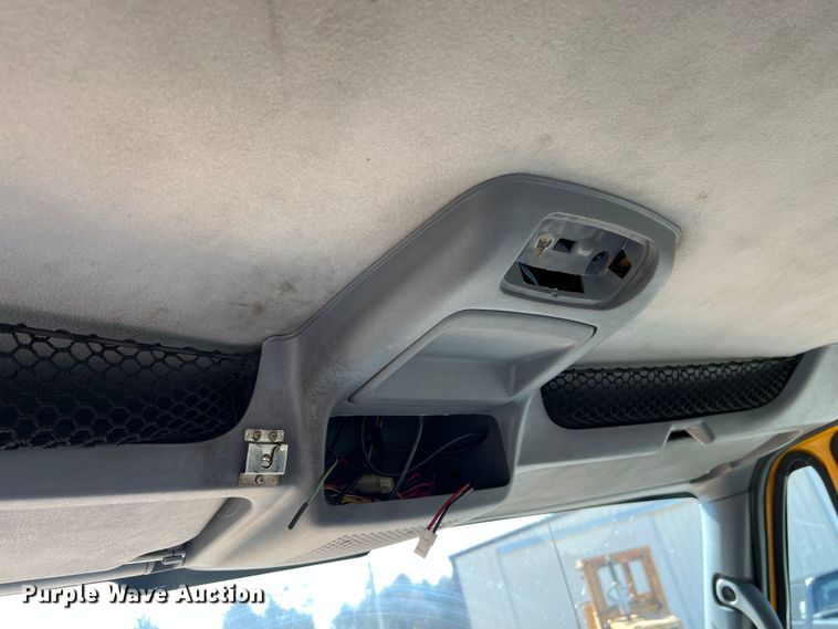 image for item MM9217 2006 International 7400  flatbed truck