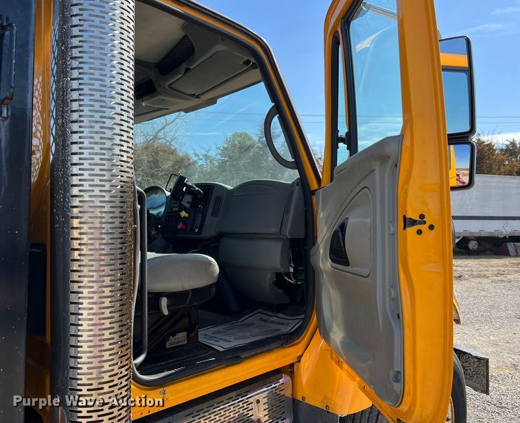 image for item MM9217 2006 International 7400  flatbed truck