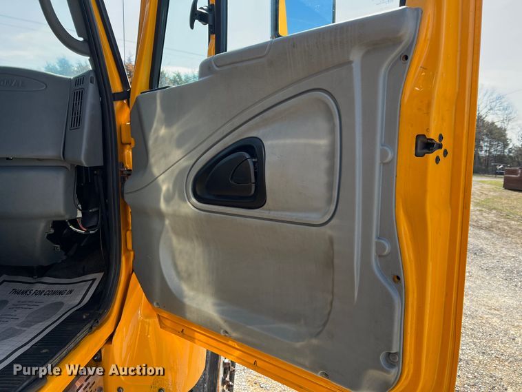 image for item MM9217 2006 International 7400  flatbed truck