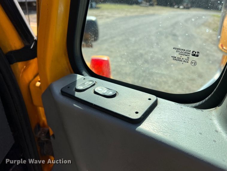 image for item MM9217 2006 International 7400  flatbed truck