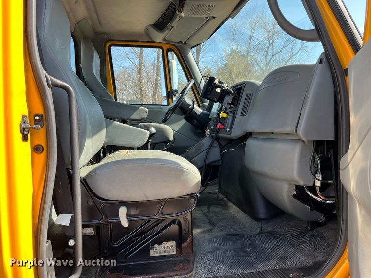 image for item MM9217 2006 International 7400  flatbed truck