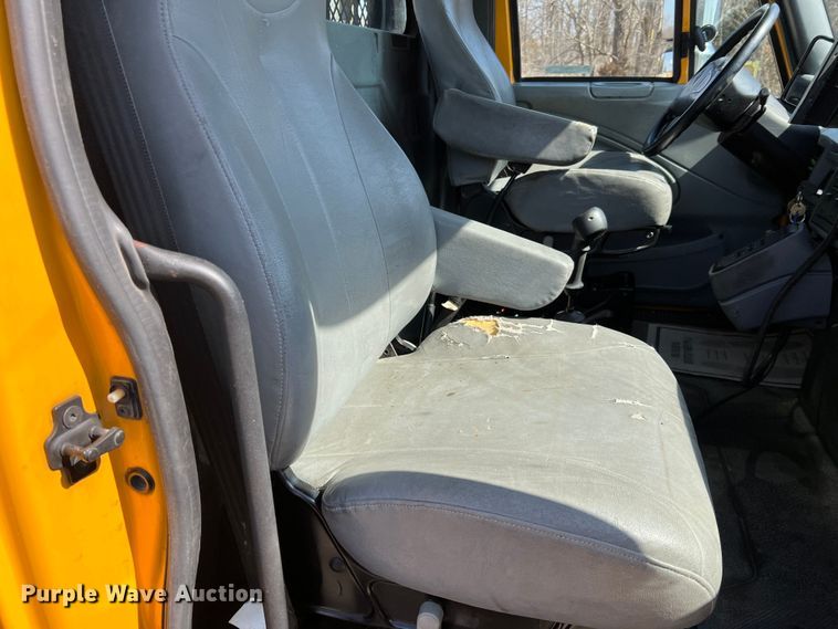 image for item MM9217 2006 International 7400  flatbed truck