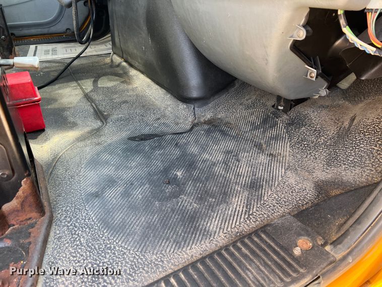 image for item MM9217 2006 International 7400  flatbed truck