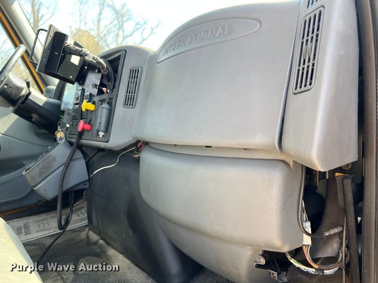 image for item MM9217 2006 International 7400  flatbed truck