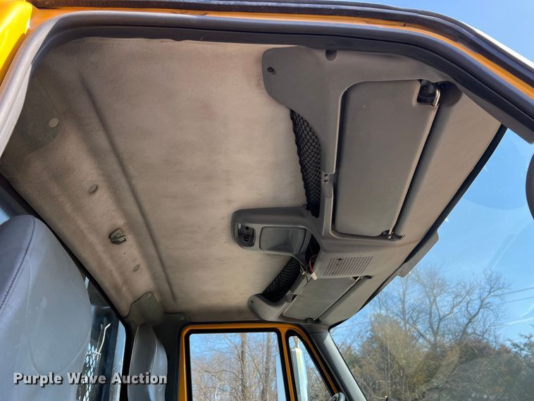 image for item MM9217 2006 International 7400  flatbed truck