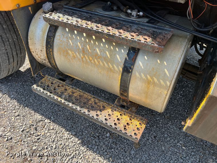 image for item MM9217 2006 International 7400  flatbed truck