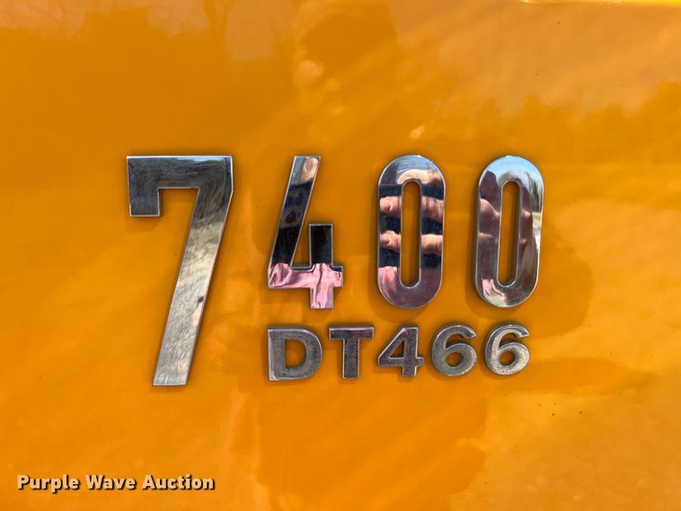 image for item MM9217 2006 International 7400  flatbed truck