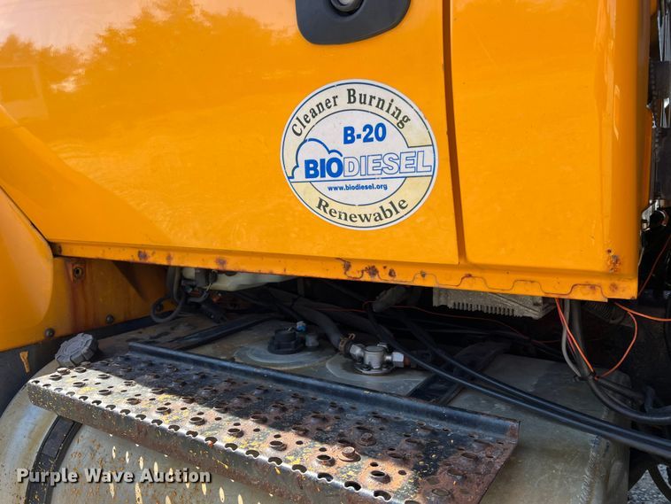 image for item MM9217 2006 International 7400  flatbed truck