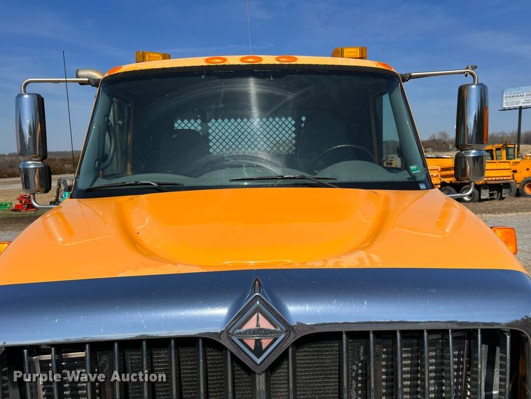 image for item MM9217 2006 International 7400  flatbed truck