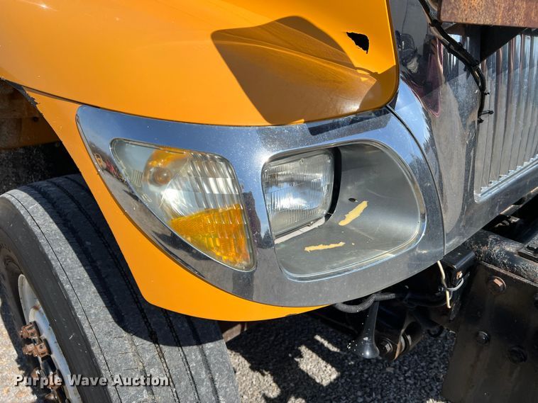 image for item MM9217 2006 International 7400  flatbed truck