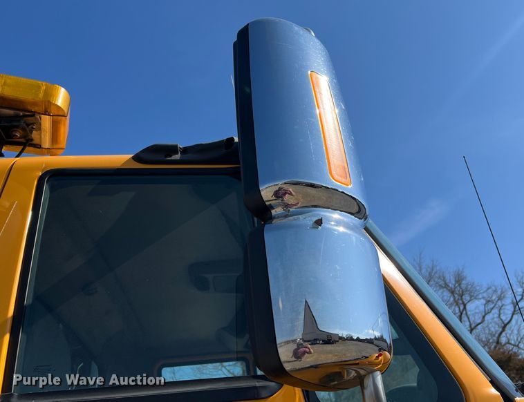 image for item MM9217 2006 International 7400  flatbed truck