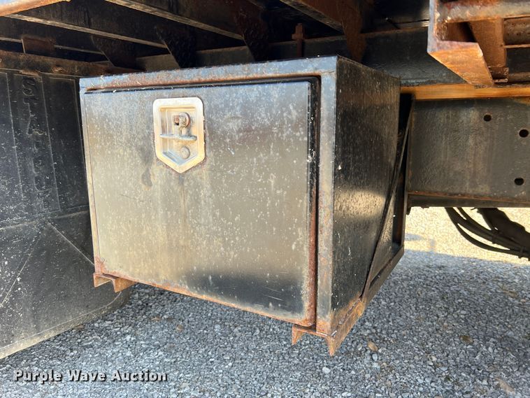 image for item MM9217 2006 International 7400  flatbed truck