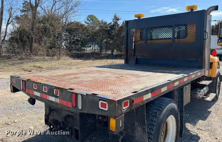 image for item MM9217 2006 International 7400  flatbed truck