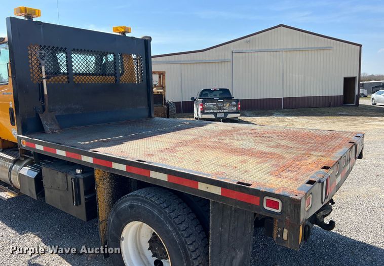 image for item MM9217 2006 International 7400  flatbed truck