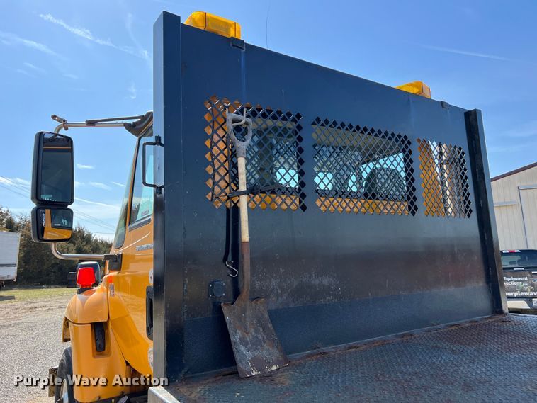 image for item MM9217 2006 International 7400  flatbed truck