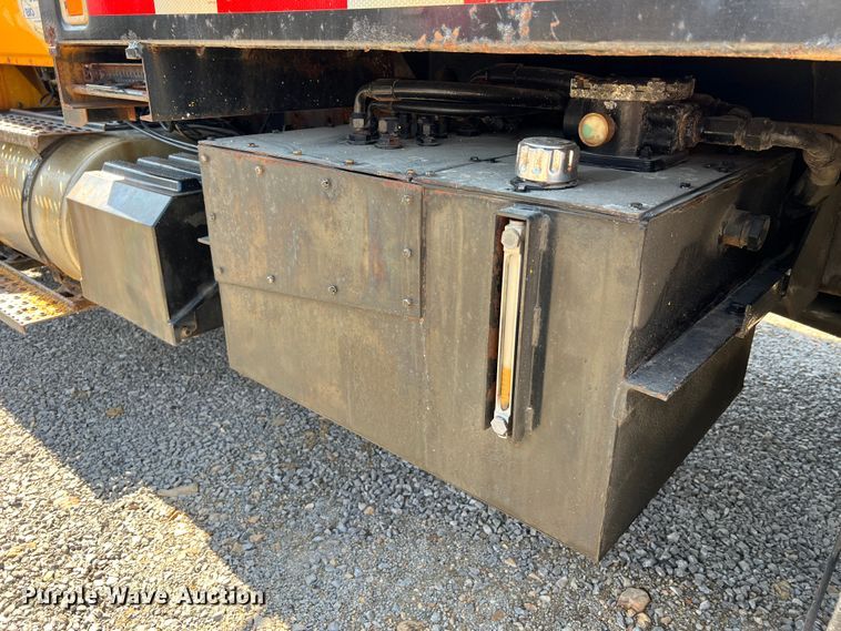 image for item MM9217 2006 International 7400  flatbed truck