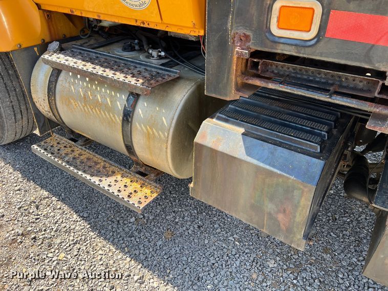 image for item MM9217 2006 International 7400  flatbed truck