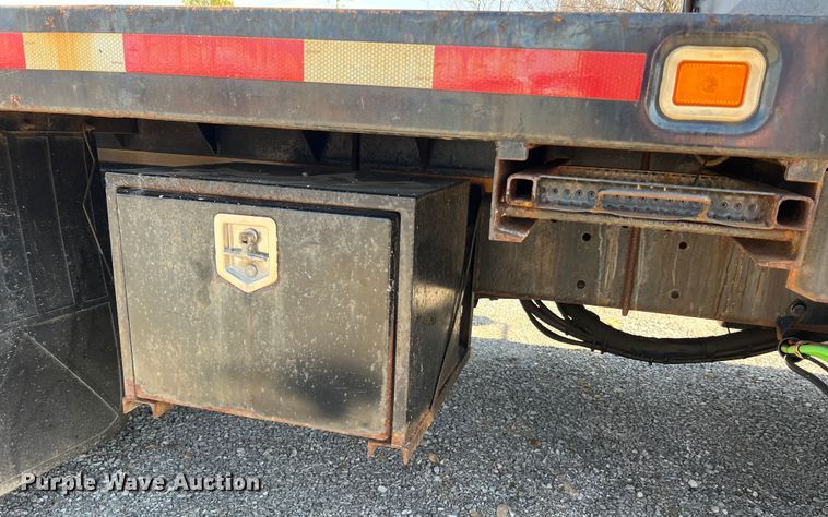 image for item MM9217 2006 International 7400  flatbed truck